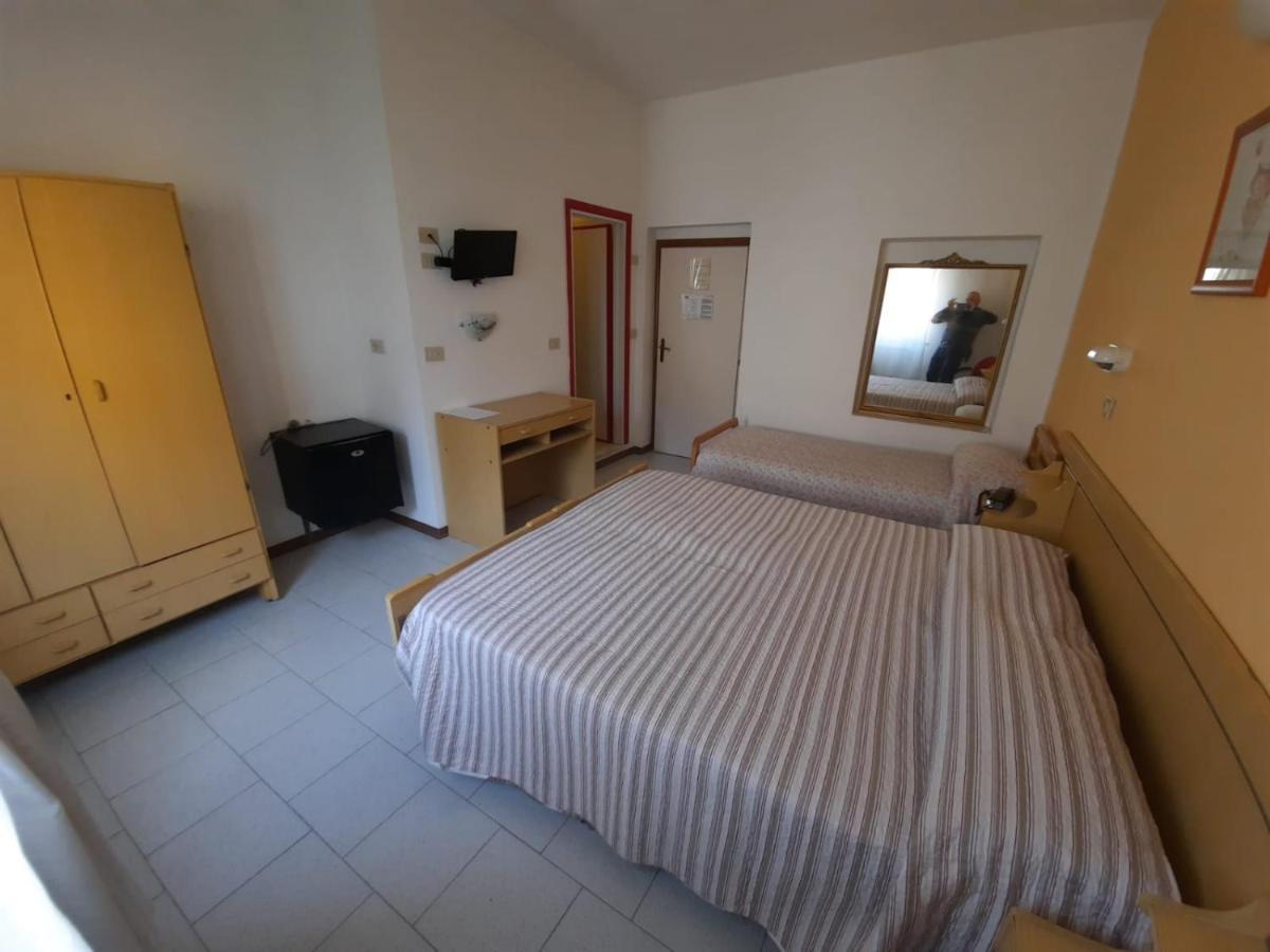 Hotel Vittoria Кианчано Терме Екстериор снимка