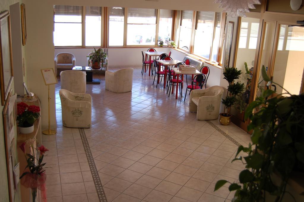 Hotel Vittoria Кианчано Терме Екстериор снимка